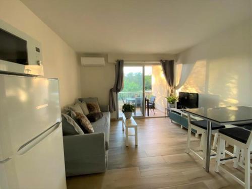 Il comprend une cuisine et un salon avec un réfrigérateur. dans l'établissement Proche Centre SANARY Studio climatisé 4 personnes, à Sanary-sur-Mer