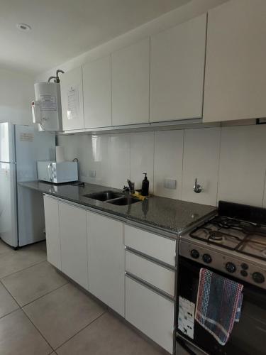 Dapur atau dapur kecil di Depto 41 Zona Plaza Paso con opcion de Cochera by Lofter