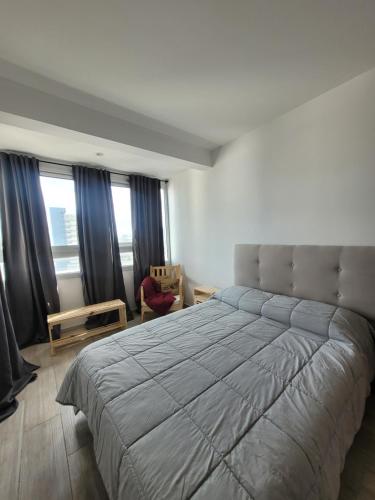 Ένα ή περισσότερα κρεβάτια σε δωμάτιο στο Depto 41 Zona Plaza Paso con opcion de Cochera by Lofter
