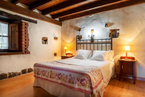 a bedroom with a large bed in a room at Primorías Camijanes in Camijanes