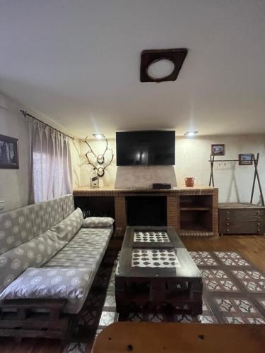 una sala de estar con un sofá y una mesa en ESTUDIO LAS PALMILLAS, en La Puebla del Río