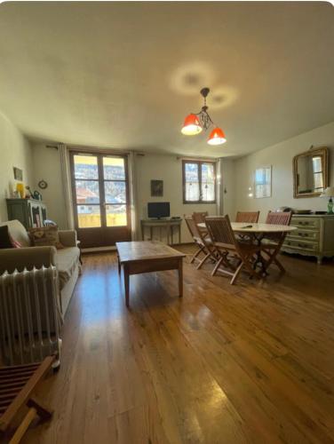 un salon avec un canapé et une table dans l'établissement Appartement 70 m2 au coeur du village d'Allos 2 chambres 5 couchages, à Allos