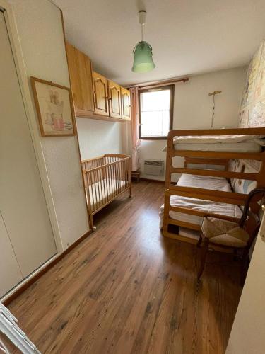 une chambre avec deux lits superposés et une fenêtre dans l'établissement Appartement 70 m2 au coeur du village d'Allos 2 chambres 5 couchages, à Allos