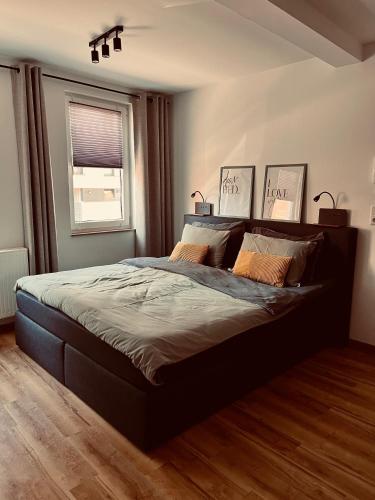 ein Schlafzimmer mit großem Bett und Fenster in der Unterkunft Ferienwohnung Schmalkalden in Schmalkalden