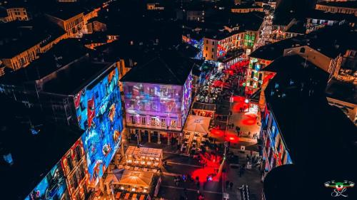 una vista aerea di una città di notte di Appartamento centrale Housitaly a Lecco
