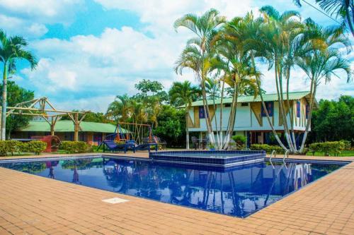 Finca Hotel San Cristobal Quindioの敷地内または近くにあるプール