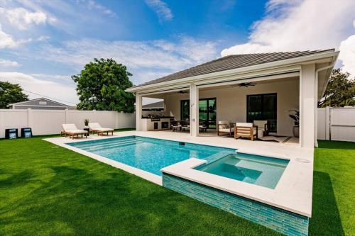 ネープルズにあるNaples Paradise Cove Luxury Beach Homeの裏庭(スイミングプール、家あり)