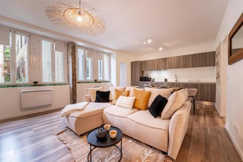 un salon avec un canapé et une table dans l'établissement L'Escapade en Vieille Ville, à Annecy