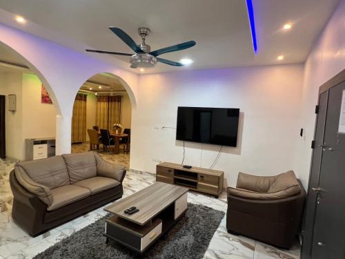 Televiisor ja/või meelelahutuskeskus majutusasutuses Imani Court Luxury Apartments