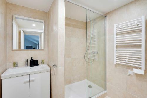une salle de bain avec une douche, un lavabo et des toilettes dans l'établissement Charming house -2BR-4P- Ivry-sur-seine, à Ivry-sur-Seine