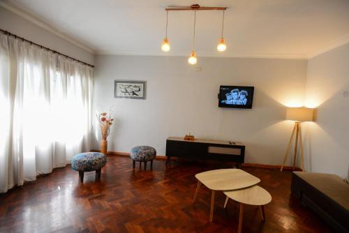 a living room with a couch and a table and chairs at Casa amplia con garaje, pileta y aire acondicionado en todas las habitaciones en zona residencial de Mendoza in La Cieneguita