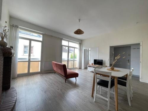 ein Wohnzimmer mit Tisch und Stühlen in der Unterkunft Appartement T4 Centre Ville C2 in Châteauroux