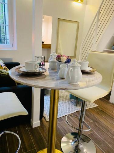- une table avec des tasses et de la vaisselle dans l'établissement Île Saint Louis-studio, à Paris