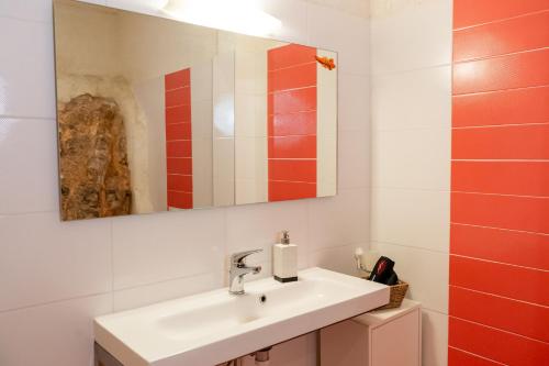 un baño con lavabo y espejo en Deck House, en Pefkali