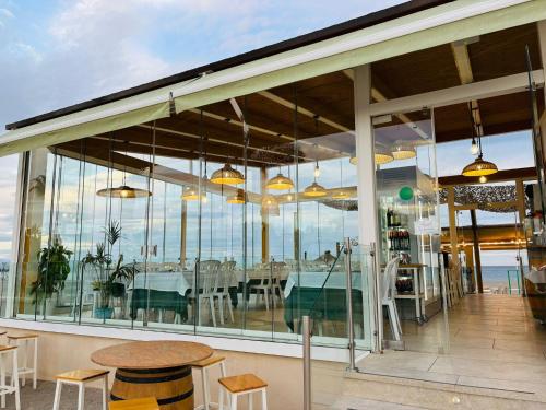 Chalet con piscina privada en primera línea de playa