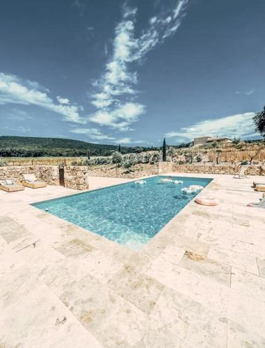 - une piscine avec des chaises longues dans l'établissement Gîte dans un domaine - La gloire de mon père - Uzès - 4 personnes, à Baron