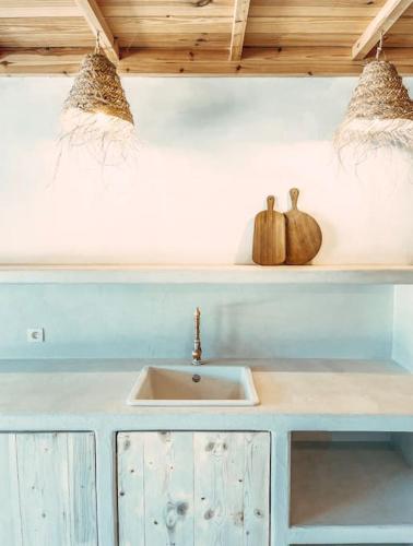 - un comptoir de cuisine avec évier et 2 citrouilles sur une étagère dans l'établissement Gîte dans un domaine - La gloire de mon père - Uzès - 4 personnes, à Baron