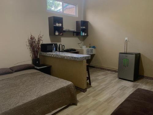 O bucătărie sau chicinetă la Departamento cómodo-equipado cerca del aeropuerto