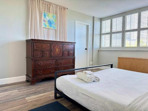 a bedroom with a bed and a dresser with towels on it at Atlanta Downtown! High Rise! Onsite Parking LM609 in Atlanta