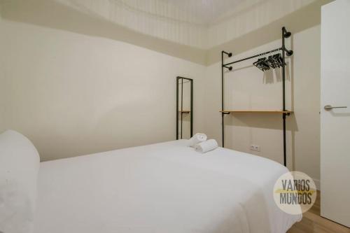 a bedroom with a large white bed in a room at Cozy y Céntrico Apt para 6pax en Plaza del Carmen E2 in Madrid