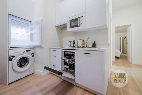 a kitchen with a washing machine and a washer at Cozy y Céntrico Apt para 6pax en Plaza del Carmen E2 in Madrid
