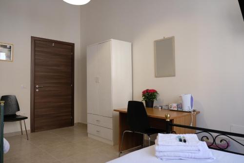 Ένα ή περισσότερα κρεβάτια σε δωμάτιο στο B&B ANNUNZIATA-Vicino all' Ospedale Civile dell'Annunziata e alla Clinica Scarnati, a due passi dall'Ospedale Mariano Santo,Siamo nel centro di Cosenza con facilita' di parcheggio e servizi vari