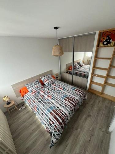 une chambre avec un lit et un miroir dans l'établissement Gîte du tétras, à Gérardmer