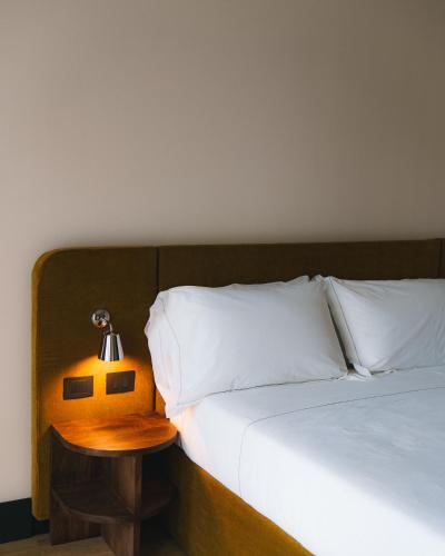 Uma cama ou camas num quarto em c-hotels Joy