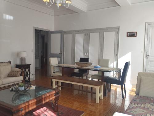 un salon avec une table et un canapé dans l'établissement Chez Anne-Marie bourgeois apartment, à Carcassonne