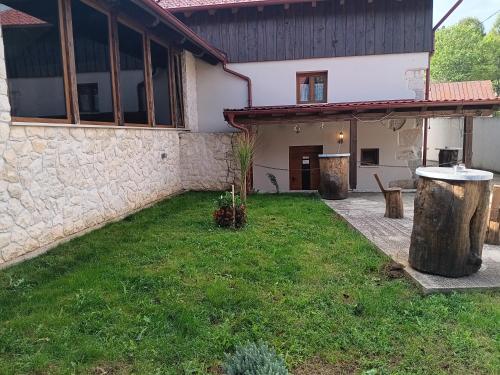 a view of the house from the yard at Dida Joja in Lički Osik