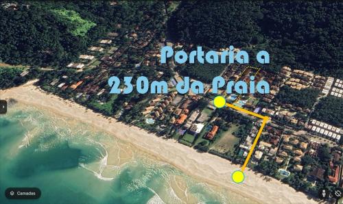 eine Luftansicht auf einen Strand mit gelbem Marker in der Unterkunft SUN Flat Maresias !! 2 Quartos Piscina Churrasqueira WiFi Estacionamento 230m da Praia in São Sebastião