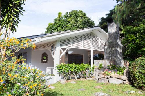a white house with a tree at Hotel Panamonte in Boquete