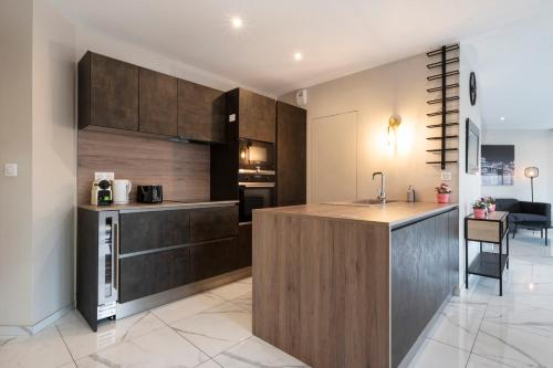 une cuisine avec des armoires en bois et un comptoir dans l'établissement Le Vigneulles, à Metz