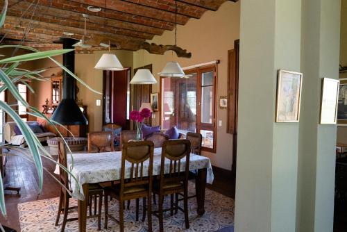 a dining room with a table and chairs at El Lucero - Casa de Campo * in Lobos