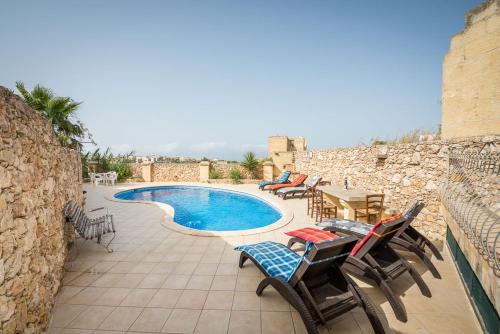 Bazén v ubytování 3 Bedroom Holiday Home with Private Pool and Views nebo v jeho okolí