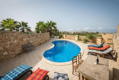ナダにある3 Bedroom Holiday Home with Private Pool and Viewsのパティオ(テーブル、椅子付)のスイミングプールを利用できます。