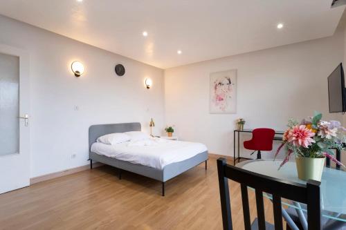 une chambre avec un lit et une table avec une chaise dans l'établissement Le Coislin, à Metz