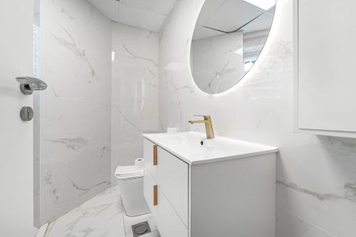 Ванная комната в Modern Studio Apartment in JLT