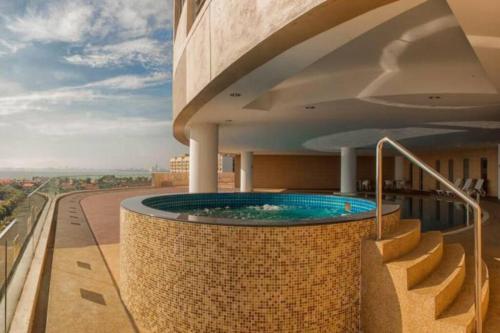 un jacuzzi en el balcón de un edificio en Netflix Studio Seaview 118Island Plaza, en Tanjong Tokong