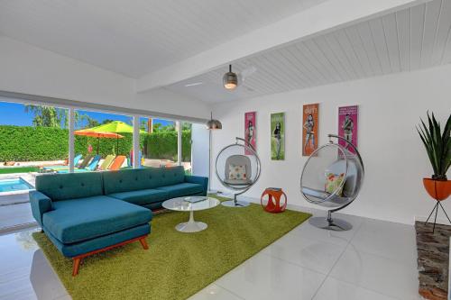 Bazén v ubytování Retro A Go Go House nebo v jeho okolí