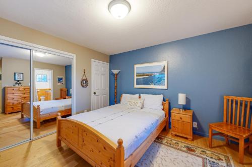 une chambre avec un grand lit et un mur bleu dans l'établissement Eternal Equinox, à Sea Ranch