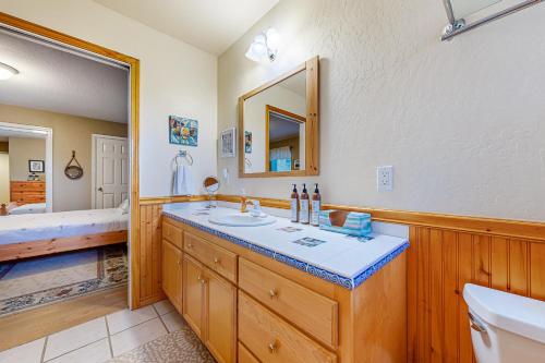 une salle de bain avec un lavabo, des toilettes et une baignoire dans l'établissement Eternal Equinox, à Sea Ranch
