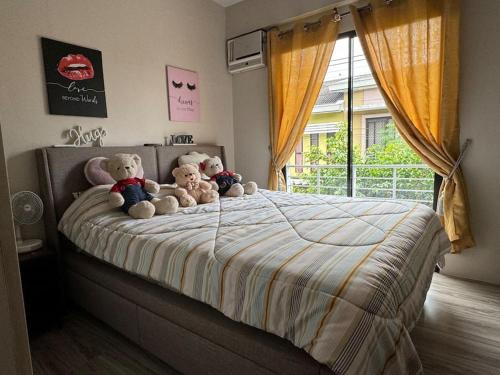 Ένα ή περισσότερα κρεβάτια σε δωμάτιο στο Cozy home sweet home for holiday!