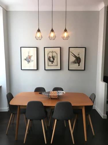 une salle à manger avec une table et des chaises en bois dans l'établissement Stunning apartment in the Gold Square of Nice!, à Nice