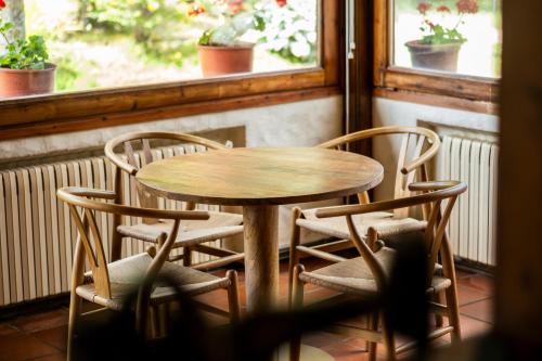 a table and two chairs in front of a window at Hotel Calitxo in Molló