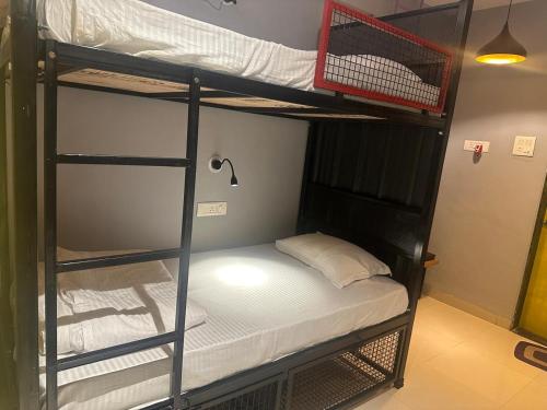 Ένα ή περισσότερα κρεβάτια σε δωμάτιο στο Travotale Hostel and CoWork Koregaonpark Pune