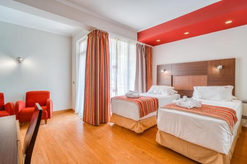 Postel nebo postele na pokoji v ubytování Muthu Raga Madeira Hotel