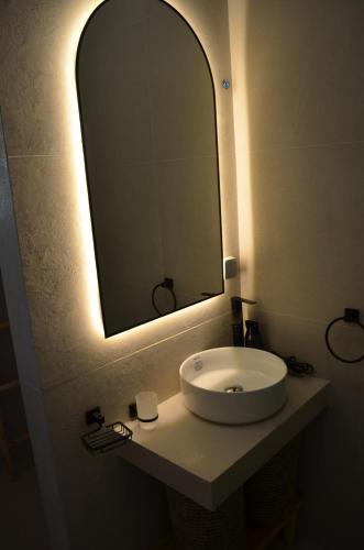 a bathroom with a sink and a mirror at Appartement chic et beldi à 10 minutes du centre in Essaouira