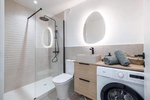 une salle de bain avec toilettes et lavabo et une machine à laver dans l'établissement Appartement 2P rénové avec terrasse au Port de Nice, à Nice