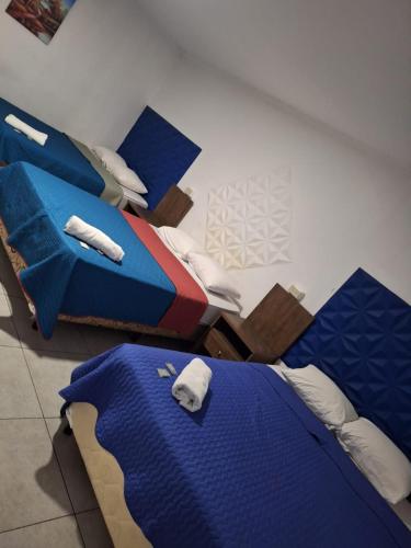 a room with two twin beds in a room at Express Inn PTY Aeropuerto Internacional Panama in Tocumen